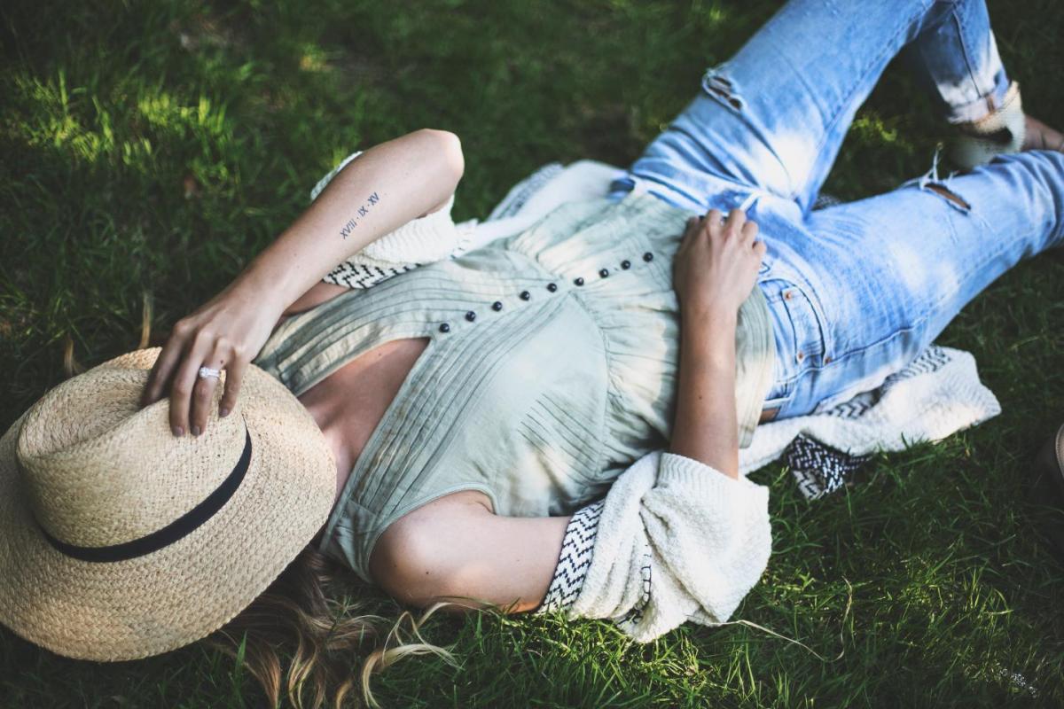 chill in the park outfit, straw fedora hat, boyfriend jeans, casual summer outfit, khaki sleeveless top, cream cardigan, flat sandals