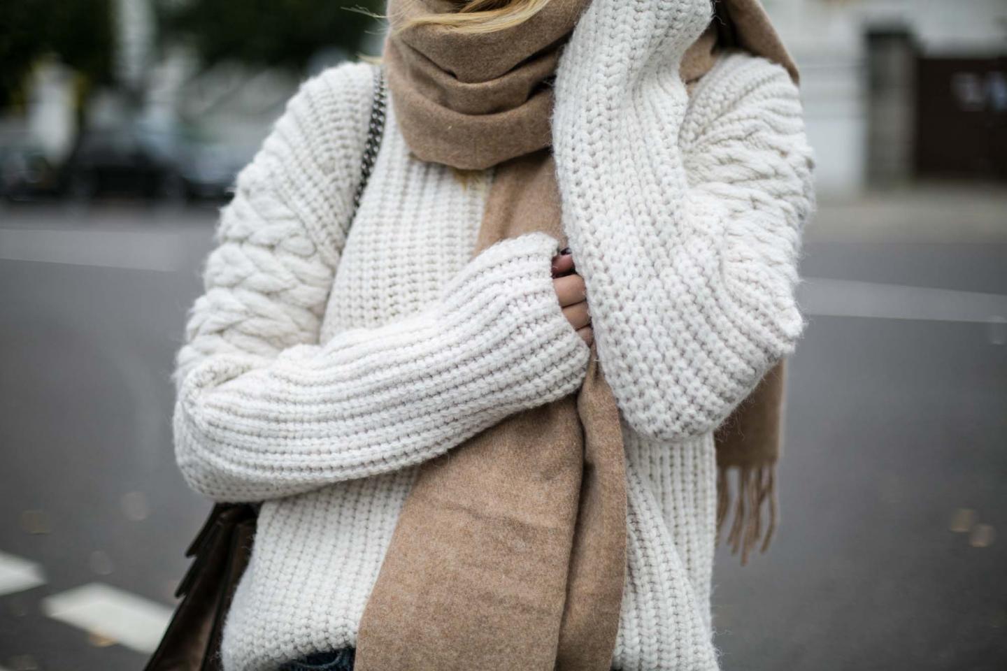 chuky-cream-jumper-sweater-knitwear-ripped-cropped-jeans-beige-suede-block-heel-shoes-pumps-gucci-dionysus-bag-camel-wool-scarf-6
