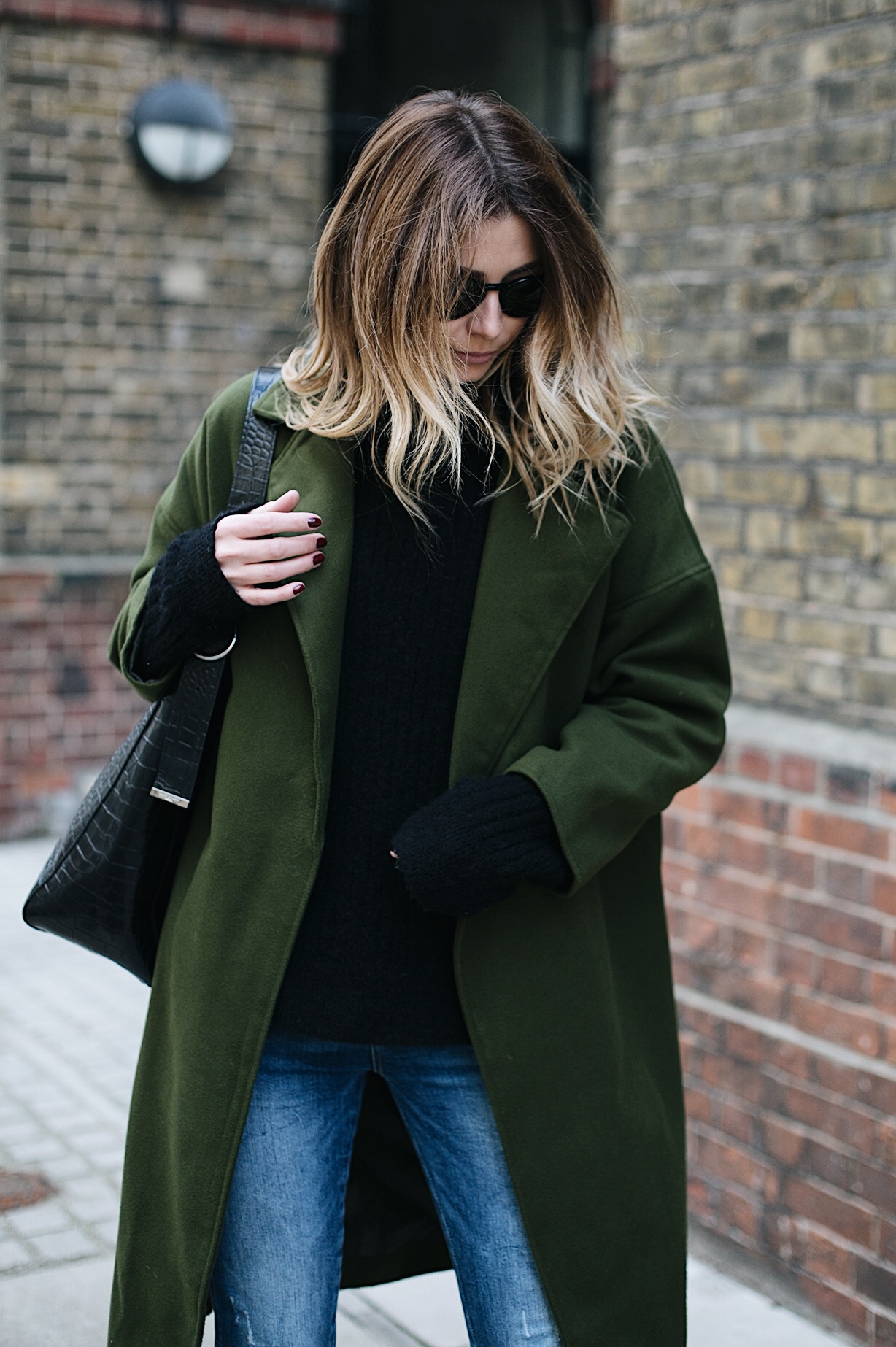 khaki coat, black sweater, skinny jeans, black croc bag, balayage blonde hair, chic winter outfit